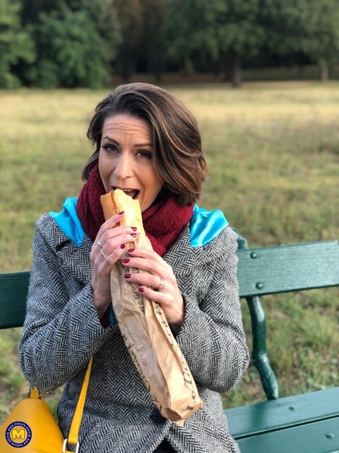 French mom Anya flashes her legs in stockings while eating a sandwich outside | Фото 17