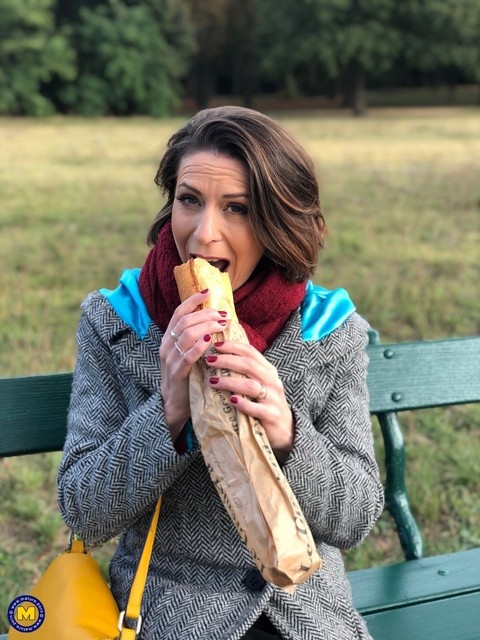 French mom Anya flashes her legs in stockings while eating a sandwich outside | Фото 18