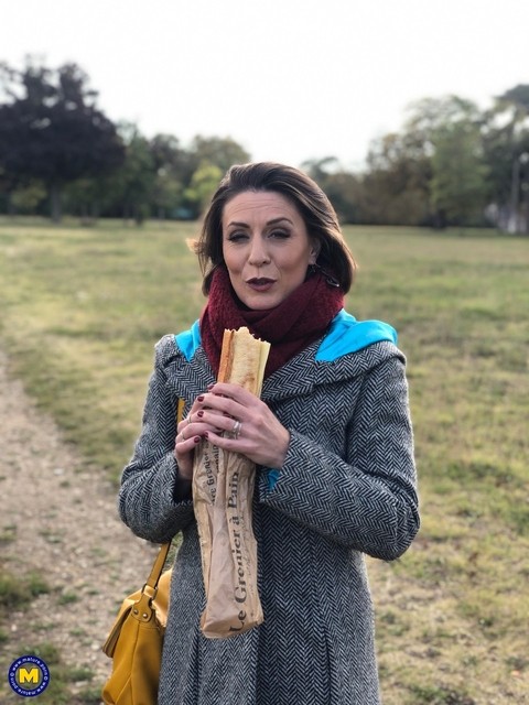 French mom Anya flashes her legs in stockings while eating a sandwich outside | Фото 19