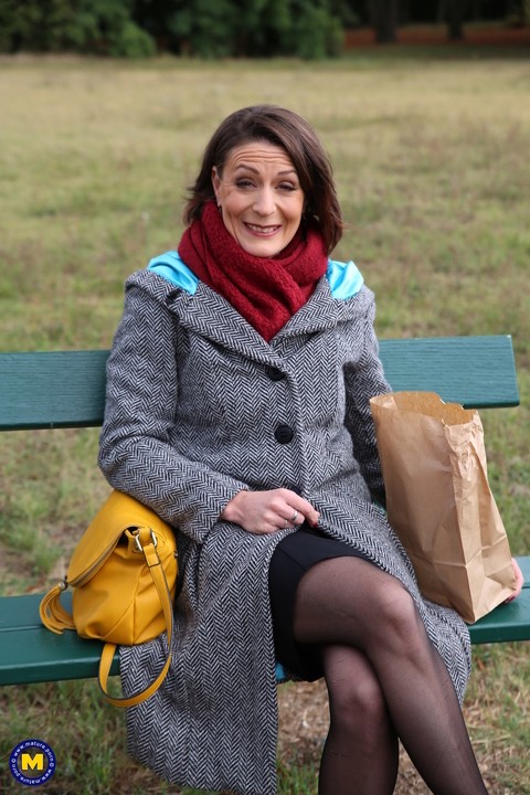 French mom Anya flashes her legs in stockings while eating a sandwich outside | Фото 2