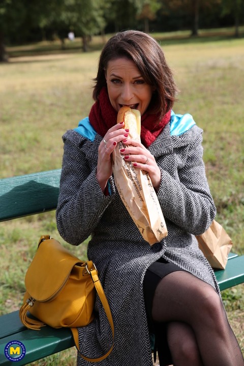 French mom Anya flashes her legs in stockings while eating a sandwich outside | Фото 5