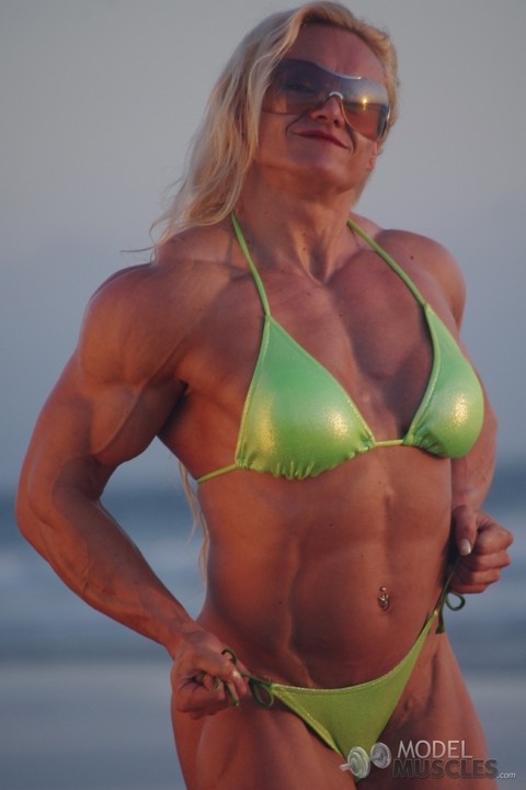 MILF bodybuilder Brigita Brezovac flexing her muscular body in a skimpy bikini | Фото 17