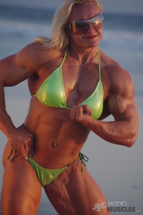 MILF bodybuilder Brigita Brezovac flexing her muscular body in a skimpy bikini | Фото 9