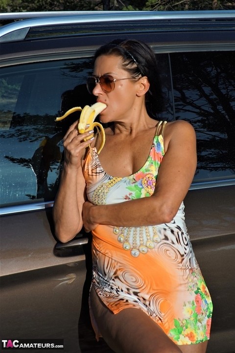 Amateur woman Diana Ananta sticks a half eaten banana in her vagina | Фото 10
