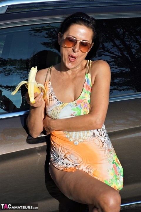 Amateur woman Diana Ananta sticks a half eaten banana in her vagina | Фото 11