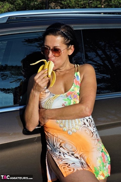 Amateur woman Diana Ananta sticks a half eaten banana in her vagina | Фото 12