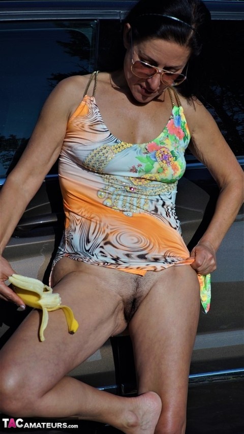 Amateur woman Diana Ananta sticks a half eaten banana in her vagina | Фото 13