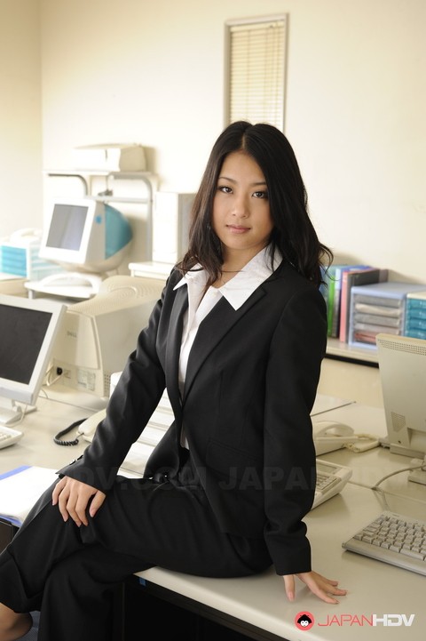 Hot Asian secretary Satomi Suzuki flashes panty upskirt & cleavage at work | Фото 2