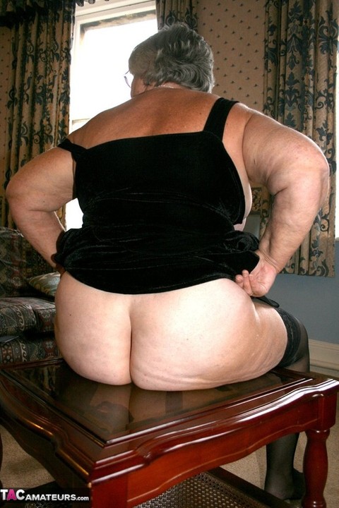 Obese UK senior citizen Grandma Libby goes naked on a loveseat in stockings | Фото 10