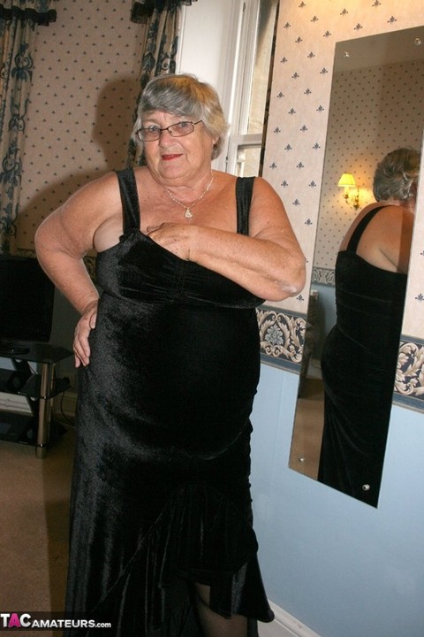 Obese UK senior citizen Grandma Libby goes naked on a loveseat in stockings | Фото 3