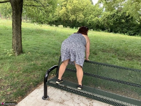 Mature BBW Sexy Nebbw exposes her big butt and snatch at a park | Фото 4