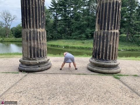 Mature BBW Sexy Nebbw exposes her big butt and snatch at a park | Фото 8