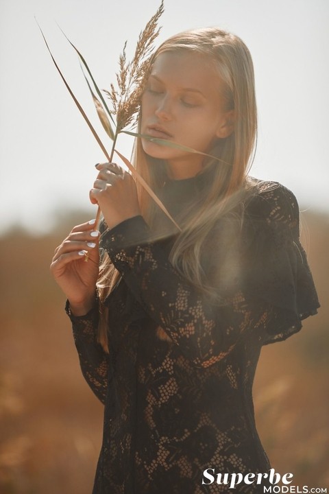 Skinny teen with a magnificent bosom Dasha Elin poses on the beach | Фото 2