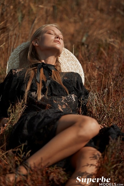 Skinny teen with a magnificent bosom Dasha Elin poses on the beach | Фото 3