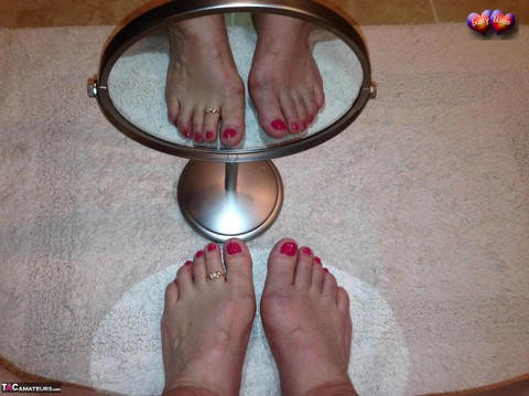 Older amateur Busty Bliss raises a toast before showing her painted toenails | Фото 8