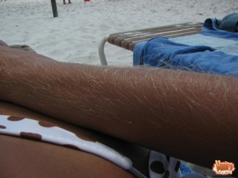 Amateur model Lori Anderson shows her her really hair arms while at the beach | Фото 14