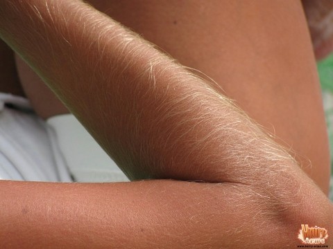 Amateur model Lori Anderson shows her her really hair arms while at the beach | Фото 3