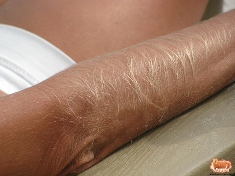 Amateur model Lori Anderson shows her her really hair arms while at the beach | Фото 5