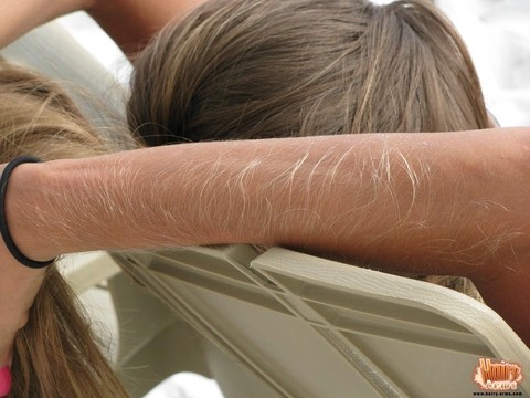 Amateur model Lori Anderson shows her her really hair arms while at the beach | Фото 7