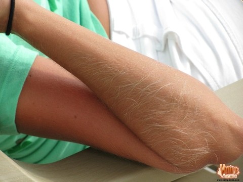 Amateur model Lori Anderson shows her her really hair arms while at the beach | Фото 9