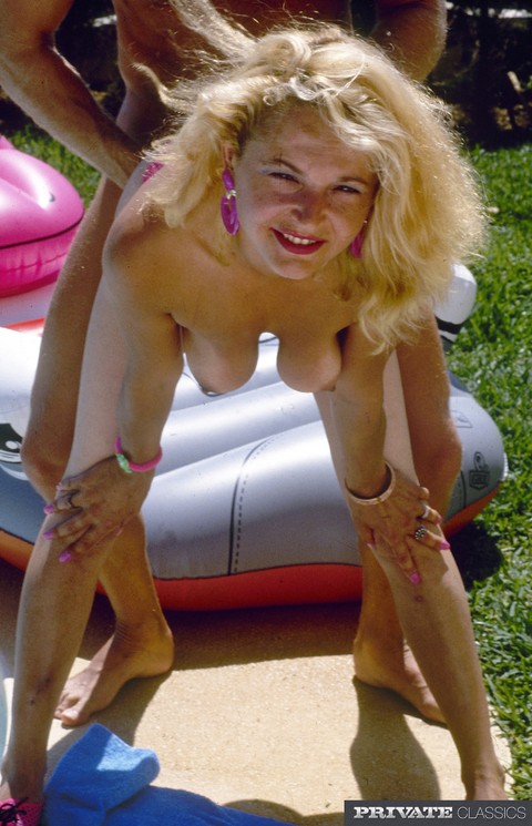 Blonde chick from the 80s gets drenched in jizz after a poolside fuck | Фото 7