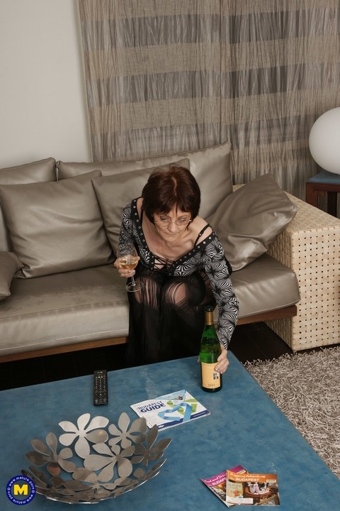 Mature European GILF drinks champagne after a hot solo masturbation session | Фото 3