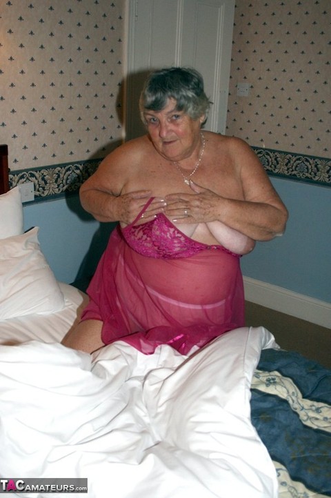 Obese granny Grandmalibby removes lingerie and underwear to model butt naked | Фото 4