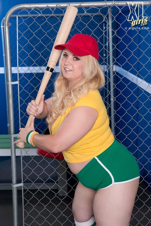 Blonde BBW Nikky Wilder strips to white socks and shoes in a batting cage | Фото 1