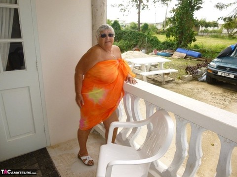 Fat oma Grandma Libby exposes her tan lined body on a balcony | Фото 1