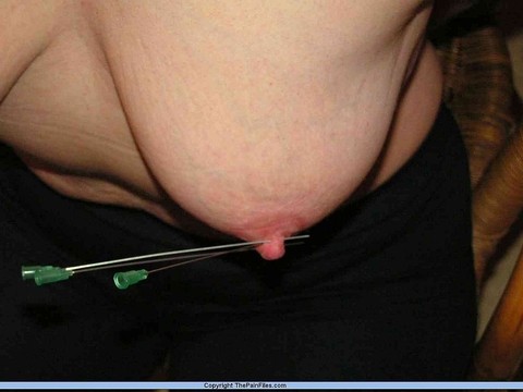 Restrained blonde lady has her nipples clamped and pierced with needles | Фото 6