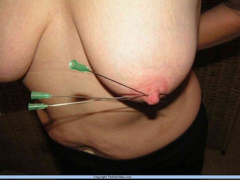 Restrained blonde lady has her nipples clamped and pierced with needles | Фото 7