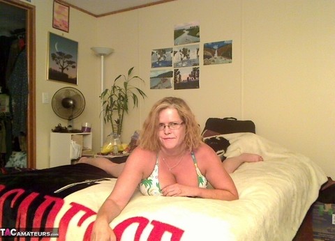 Busty Middle-aged amateur Misha MILF rides a dildo on her bed in glasses | Фото 2