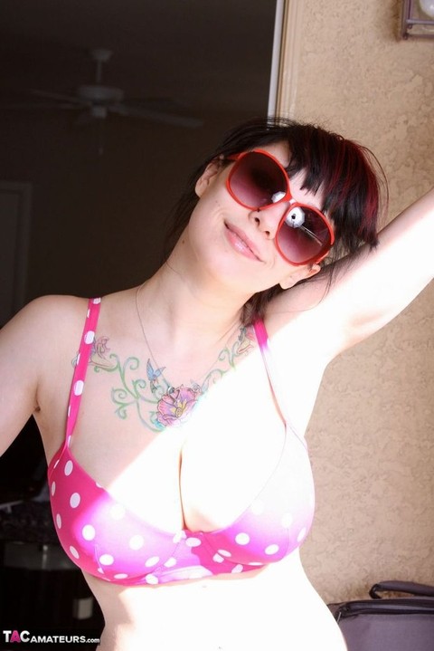 Inked amateur Susy Rocks releases her large boobs from a polka-dot bra | Фото 4