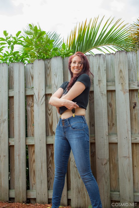 Hot redhead Andy Adams loses her t-shirt & jeans in the yard to pose naked | Фото 3