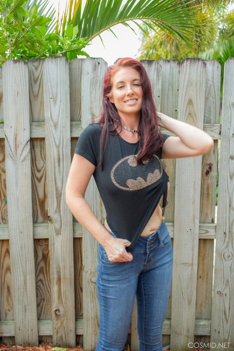 Hot redhead Andy Adams loses her t-shirt & jeans in the yard to pose naked | Фото 4