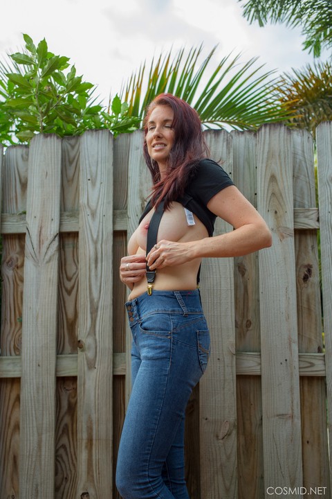 Hot redhead Andy Adams loses her t-shirt & jeans in the yard to pose naked | Фото 5