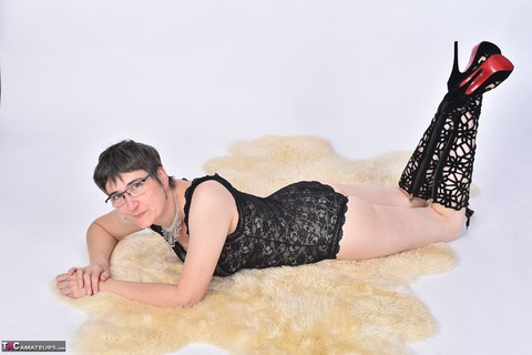 Older woman with short hair exposes her bare ass on a bearskin rug | Фото 12