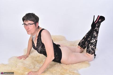 Older woman with short hair exposes her bare ass on a bearskin rug | Фото 15