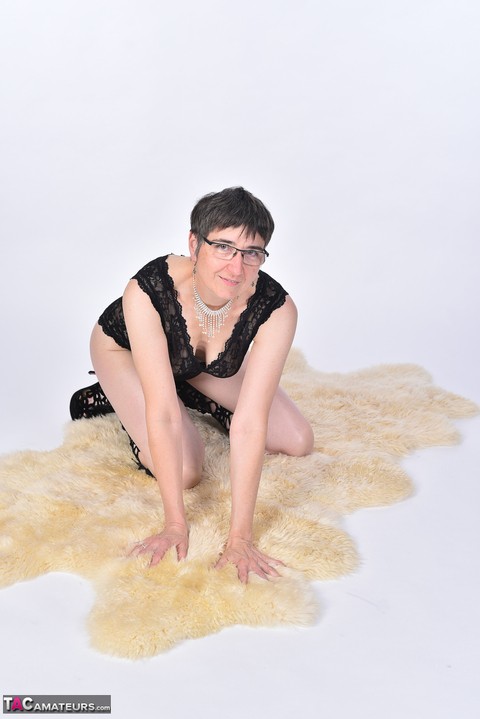 Older woman with short hair exposes her bare ass on a bearskin rug | Фото 5