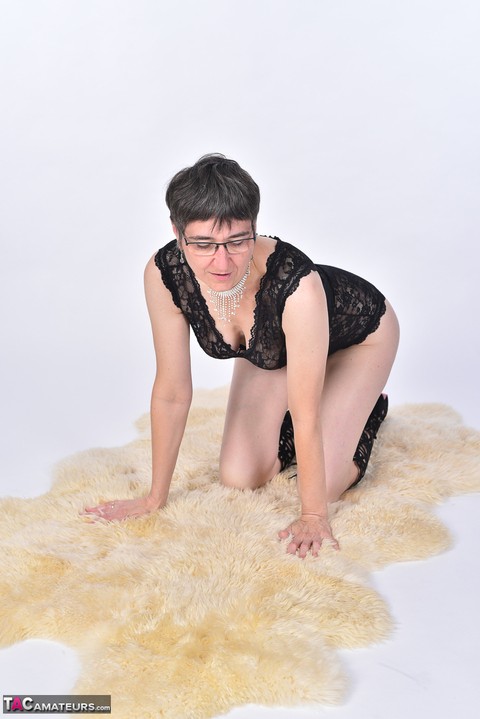 Older woman with short hair exposes her bare ass on a bearskin rug | Фото 6