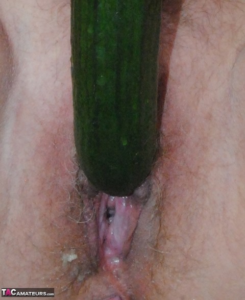 Platinum blonde amateur Dimonty sticks a cucumber in her horny vagina | Фото 9