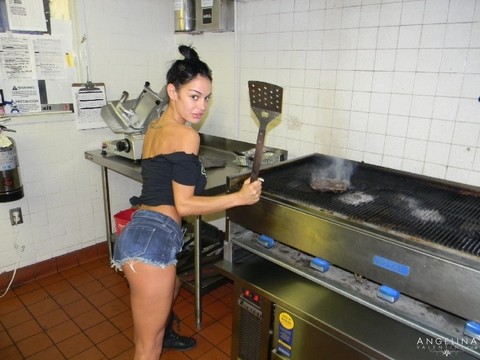 Latina slut in tiny jean shorts Angelina Valentine teasing in public | Фото 16