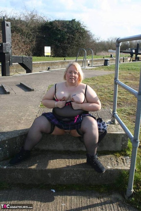 Obese older woman Lexie Cummings exposes tits and twat in a public park | Фото 14