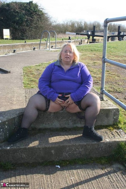 Obese older woman Lexie Cummings exposes tits and twat in a public park | Фото 18