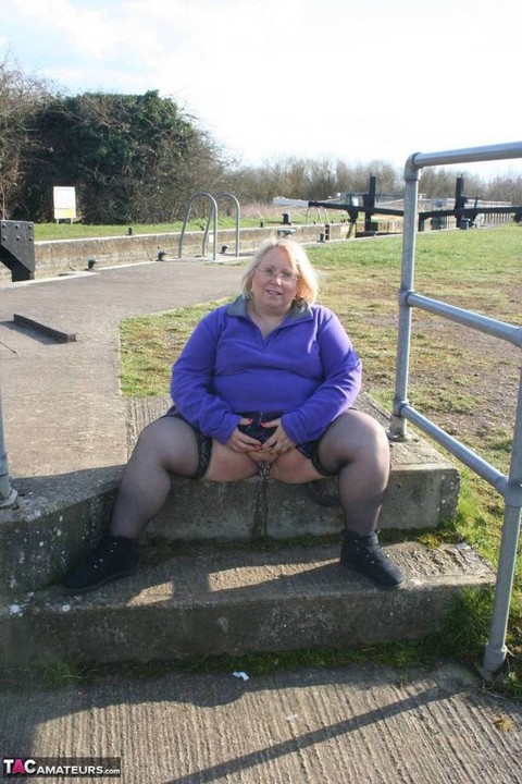 Obese older woman Lexie Cummings exposes tits and twat in a public park | Фото 19