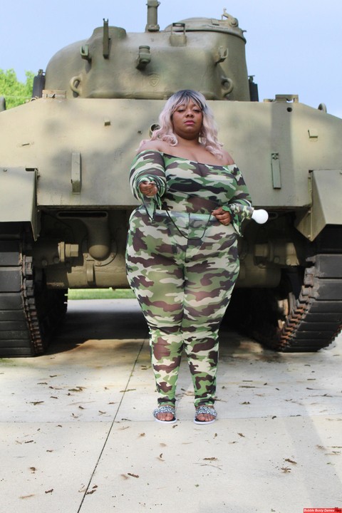 Obese black woman Carmelotto Rush shows her thong clad butt afore a tank | Фото 10