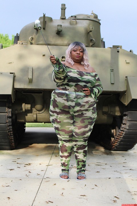 Obese black woman Carmelotto Rush shows her thong clad butt afore a tank | Фото 8