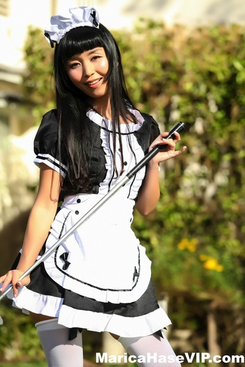 Japanese maid Marica Hase exposes her tits and twat on a putting green | Фото 7