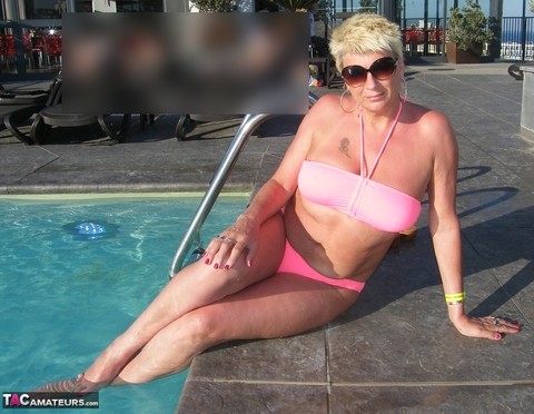 Mature lady with short blond hair Dimonty stands naked before going for a swim | Фото 20