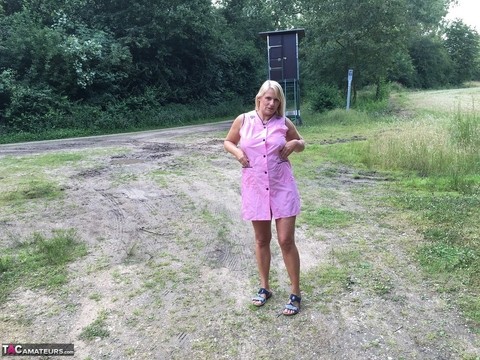 Older blonde amateur Sweet Susi exposes herself in a rural driveway | Фото 13